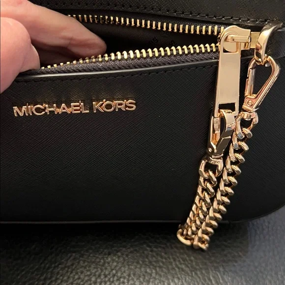 MICHAEL KORS BLACK JET SETTER CROSSBODY BAG with FRONT ZIP COMPARTMENT AND CHAIN - Picture 4 of 11